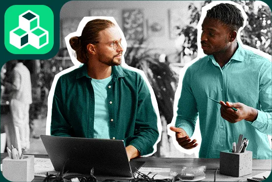 Dos hombres platicando en un escritorio con una computadora portátil