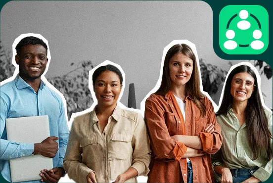 Cuatro jóvenes sonrientes de pie, juntos
